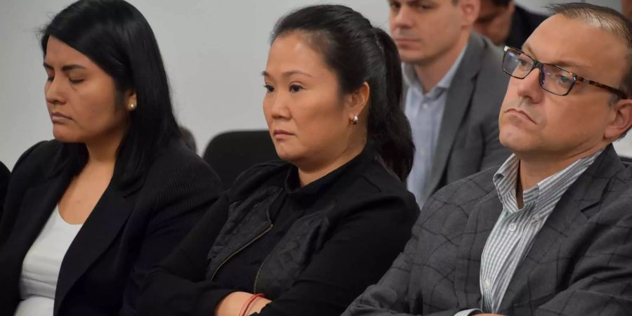 Keiko Fujimori (M), ehemalige Präsidentschaftskandidatin und Oppositionsführerin, vor Gericht.