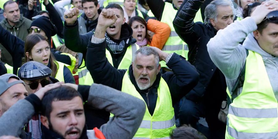 Die Protestbewegung begann als Widerstand gegen eine Steuererhöhung für Kraftstoff, dehnte sich aber schnell aus aufgrund der Frustration über stagnierende Einkommen und steigende Lebenshaltungskosten.