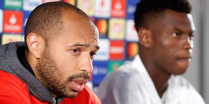 Trainer Thierry Henry (L)  und Innenverteidiger Benoit Badiashile (R) auf der Pressekonferenz vor dem Spiel gegen den BVB.