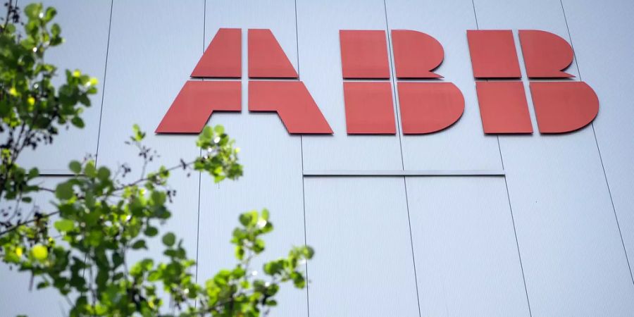 Das Logo der ABB an einem Gebäude in Oerlikon.