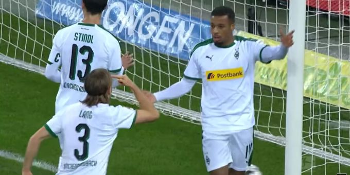 Michael Lang echauffiert sich über das Abseitstor von Alassane Pléa. Michael Lang echauffiert sich über das Abseitstor von Alassane Pléa.