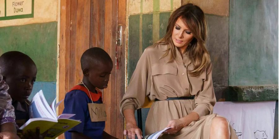 Melania Trump hilft einem Schulkind in Malawi.