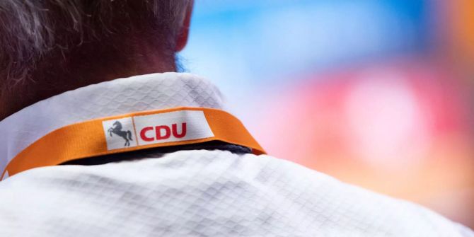 Ein Delegierter trägt während des Landesparteitages der CDU