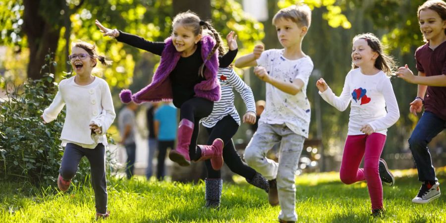 Herumtoben im Grünen: Das tut Stadtkindern gut – und fördert offenbar deren geistige Leistung. Bild: iStock