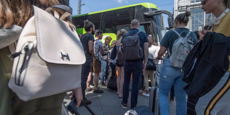 Dichtes Gedränge herrscht im Einsteigebereich eines Flixbusses.