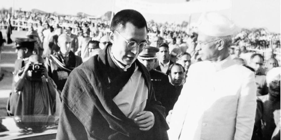 Der 14. Dalai Lama trifft 1959 als 23-jähriger Mönch in seinem indischen Exil ein.