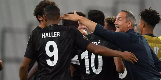 Frankfurts Trainer Adi Hütter und seine Spieler jubeln nach dem Sieg. Frankfurts Trainer Adi Hütter und seine Spieler jubeln nach dem Sieg.