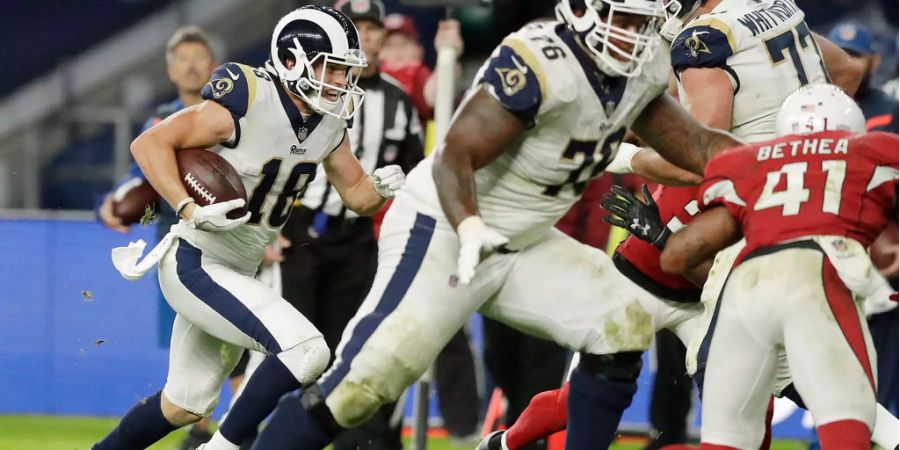 33:0 gegen die Cardinals! Die LA Rams zeigen sich von ihrer besten Seite und stellen ihre Saisonbilanz auf starke 5-2. Das Team aus Los Angeles hat sich auf diese Saison hin stark verbessert und wird im Rennen um die Playoffs kräftig mitmischen.