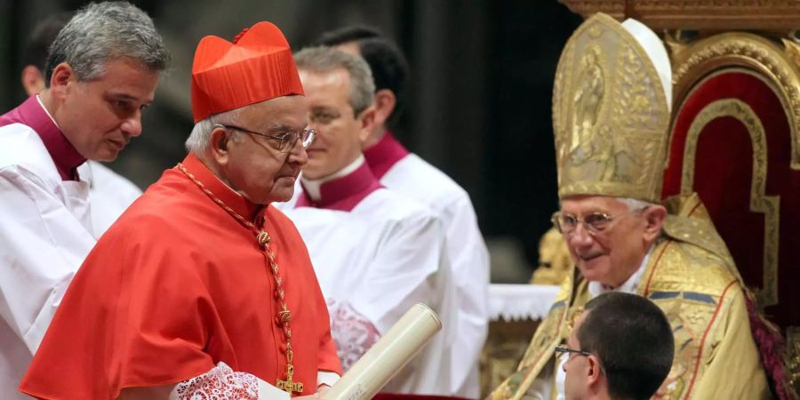 Bischof Walter Brandmüller (l) hält im Petersdom in Vatikanstaat das ihm zuvor von Papst Benedikt XVI. (r) überreichte Ernennungsdekret.