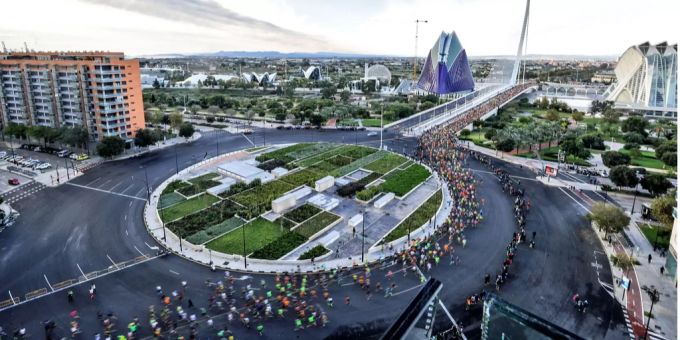 Wettläufer nehmen am Halbmarathon in Valencia, Spanien teil. Wettläufer nehmen am Halbmarathon in Valencia, Spanien teil.