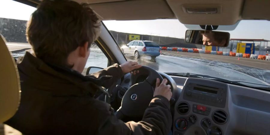 Ein junger Autofahrer während des Trainings für Neulenker.