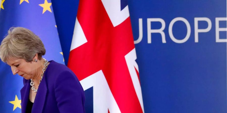 Grossbritanniens Premierministerin Theresa May verlässt das Podium des Brexit-Gipfels in Brüssel.