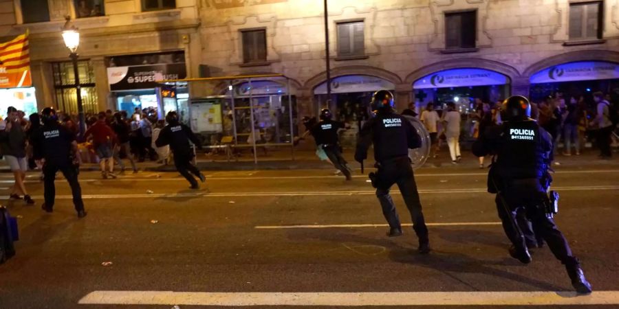 Auf den Strassen Barcelonas kam es am Montagabend erneut zu gewaltsamen Protesten.