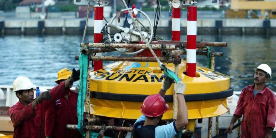 Indonesische Ingenieure arbeiten an einem Tsunami-Frühwarnsystems.