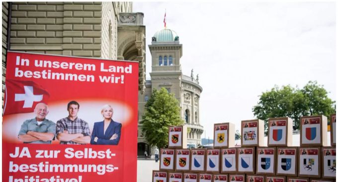 Im Abstimmungskampf der SVP um die Selbstbestimmungsinitiative setzt die SVP für einmal nicht auf prokovative, sondern auf mildere Statements. Im Abstimmungskampf der SVP um die Selbstbestimmungsinitiative setzt die SVP für einmal nicht auf prokovative, sondern auf mildere Statements.