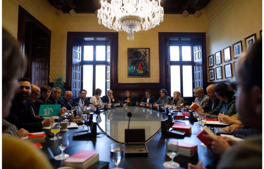 Die Präsidentin des katalanischen Parlaments, Carme Forcadell (Mitte) diskutiert am 23.10.2017 in Barcelona (ESP) mit Abgeordneten über das weitere Vorgehen.