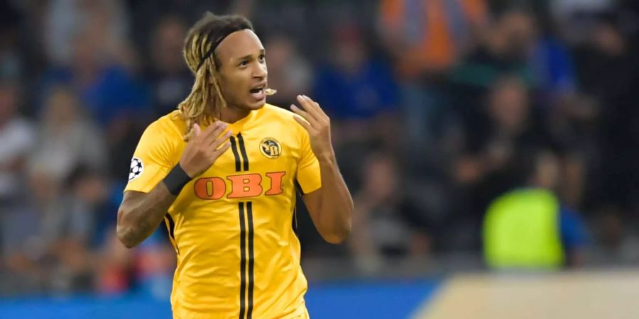 Kevin Mbabu gestikuliert beim Spiel zwischen Dinamo Zagreb und YB.