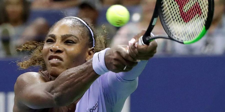 Serena Williams spielt Tennis.