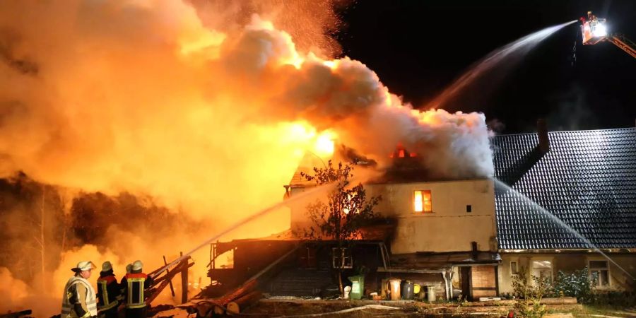 in Sägewerk steht in Flammen.