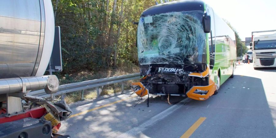 Ein demolierter Reisebus steht auf der Autobahn 5 zwischen Rastatt und Karlsruhe. (Symbolbild)