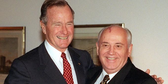 Der ehemalige US-Präsident George Bush (l) und der letzte Regierungschef der UdSSR, Michail Gorbatschow, umarmen sich im Schloss Bellevue. Der ehemalige US-Präsident George Bush (l) und der letzte Regierungschef der UdSSR, Michail Gorbatschow, umarmen sich im Schloss Bellevue.