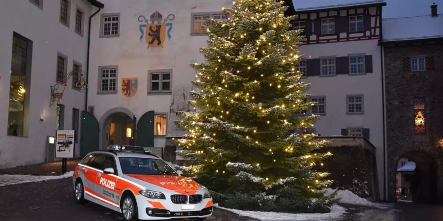 Christbaum mit Polizeiauto