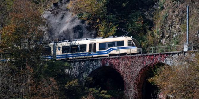 Blick auf einen Zug des Centovalli-Express auf der Centovalli-Bahnlinie in Centovalli TI.