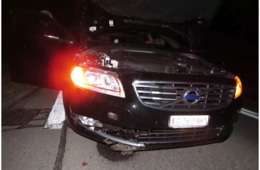 Das Auto erwischte den Klotz vorne rechts.