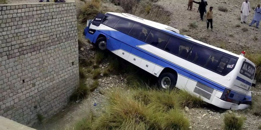 Mehr als 40 Passagiere waren zum Unfallzeitpunkt an Bord des Busses (Symbolbild).