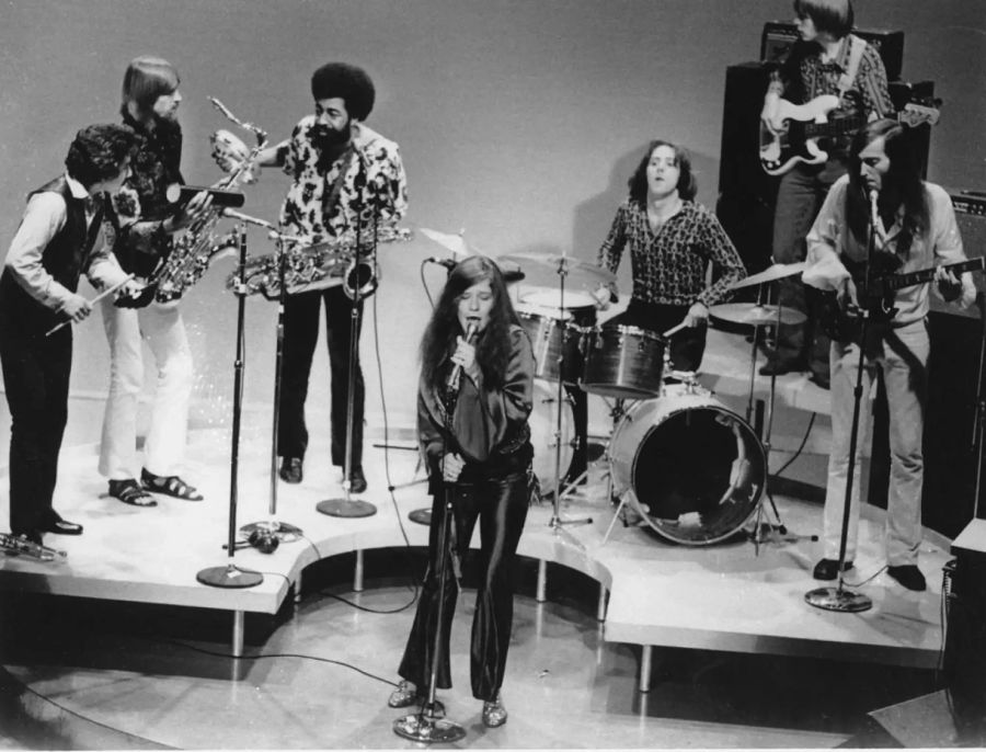 Janis Joplin mit ihrer Band im Dezember 1969.