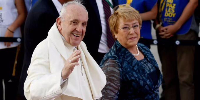 Papst Franziskus wurde in Santiago de Chile von Präsidentin Michelle Bachelet empfangen. Papst Franziskus wurde in Santiago de Chile von Präsidentin Michelle Bachelet empfangen.