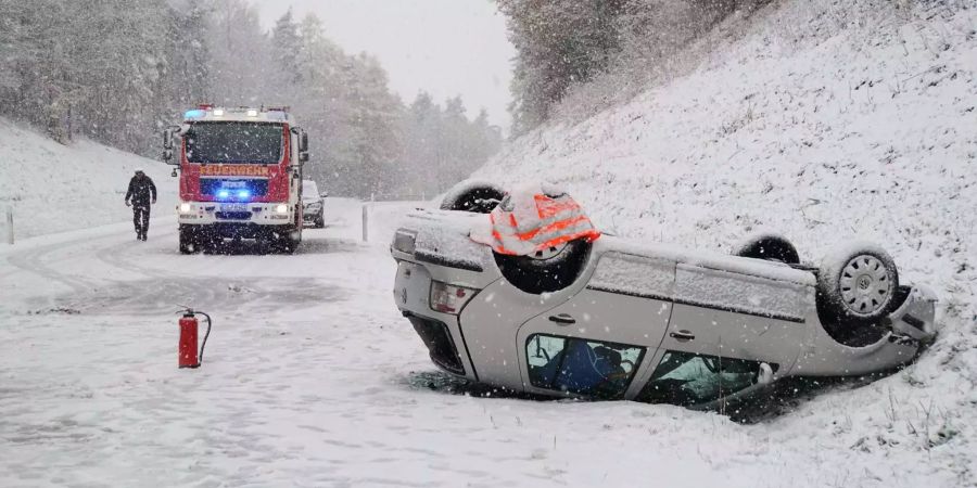 In Hahnbach (Oberpfalz) landete ein Automobilist auf dem Dach.