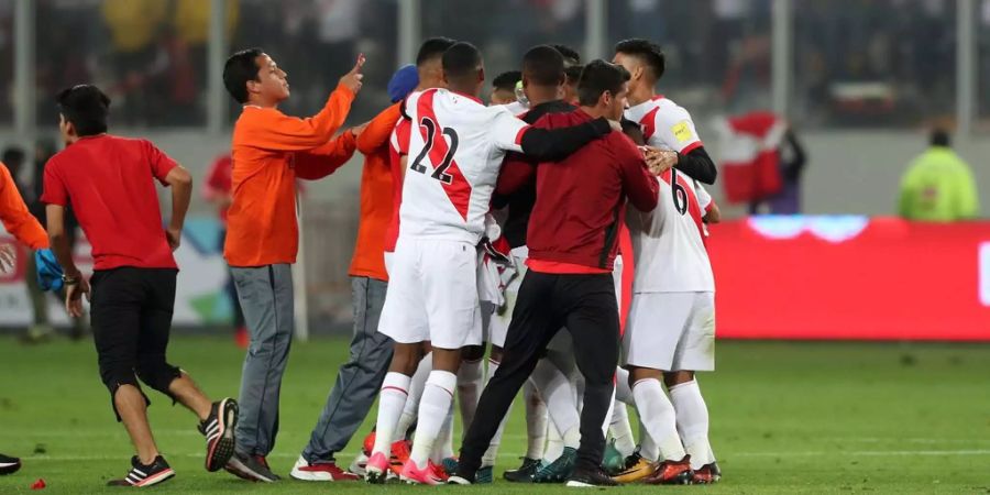 Peru schafft die Qualifikation erstmals seit 1982. Dank einem Freistoss von Paolo Guerrero schaffen es die Peruaner überhaupt erst in die Barrage. Dort gelingt im Rückspiel der Sieg über Neuseeland. Im Übrigen ohne Guerrero: Der wurde wegen einer positiven Dopingprobe gesperrt.