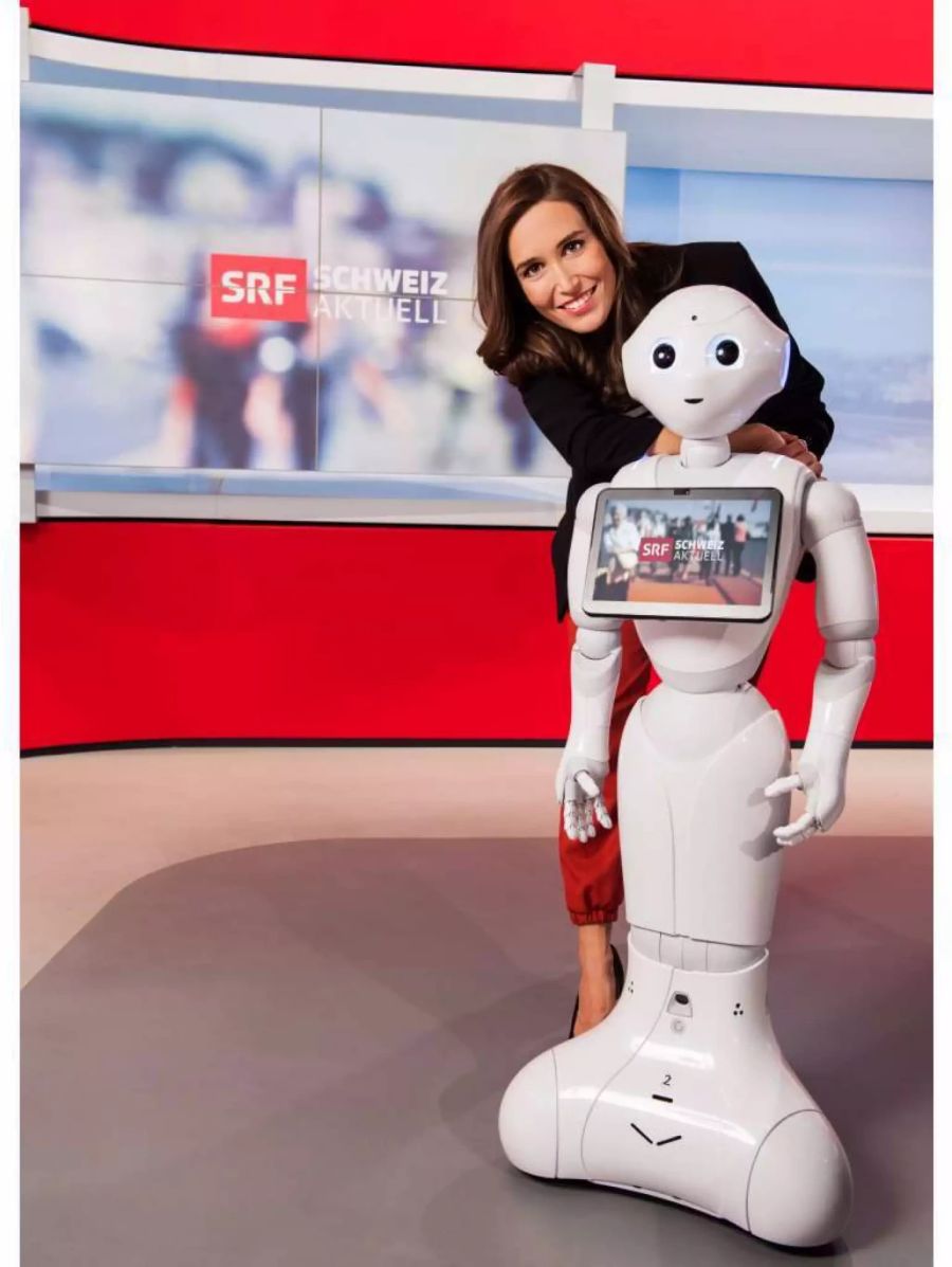 Bigna Silberschmidt mit Roboter Pepper.