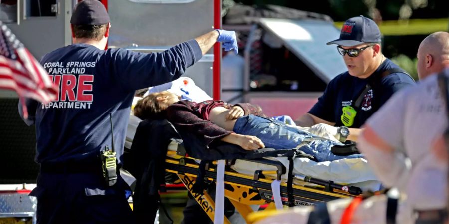 Sanitäter versorgen ein Opfer, nachdem in einer Schule in Parkland mehrere Schüsse gefallen sind.