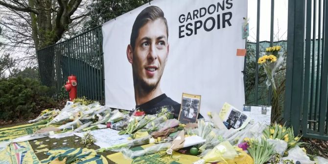 Fans legen Blumen für Emiliano Sala nieder.