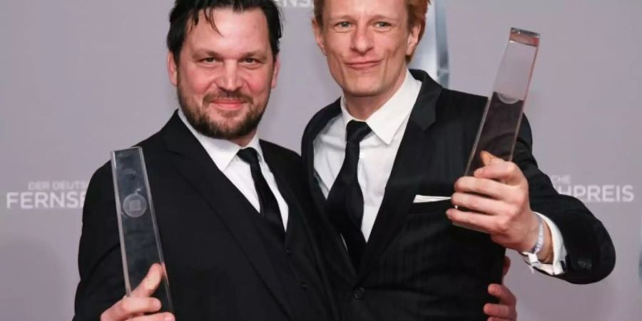 Sascha Alexander Gersak (l) und Alexander Scheer freuen sich über die Auszeichnung in der Kategorie «Bester Mehrteiler» für den Film «Gladbeck». Foto: Henning Kaiser