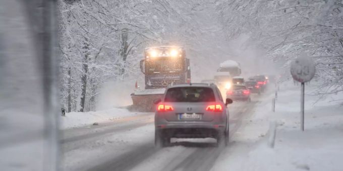 Ohne Winterreifen kann es auf den beschneiten Schweizer Strassen schnell brenzlig werden. Autos im Schnee.
