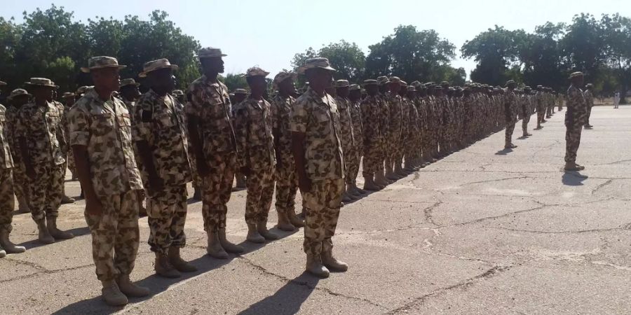 Soldaten der Armee von Nigeria stehen in einer Formation.