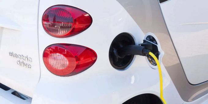 Immer mehr E-Autos werden verkauft. Ein E-Auto wird geladen.