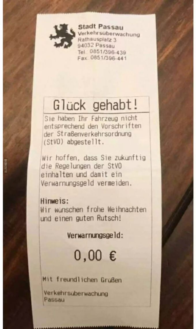 Der Strafzettel aus dem Jahr 2017. Ein Strafzettel auf einem Holztisch.