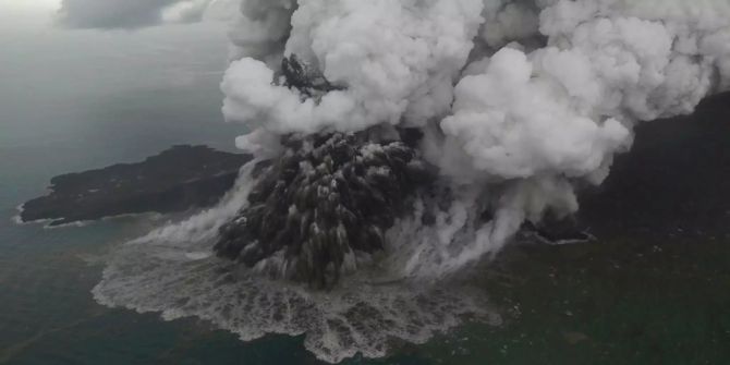 Der Vulkan Anak Krakatau.