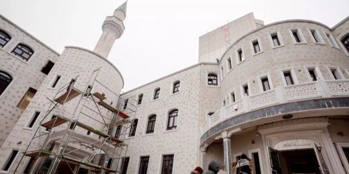 Deutsche Politiker fordern eine Moscheesteuer. Eine Frau wehrt sich dagegen. Eine Moschee in Berlin Kreuzberg.