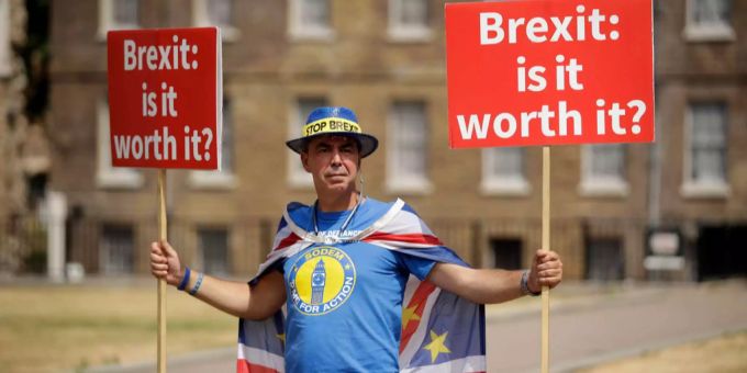 Steve Bray vor dem britischen Parlament. Steve Bray vor dem britischen Parlament.