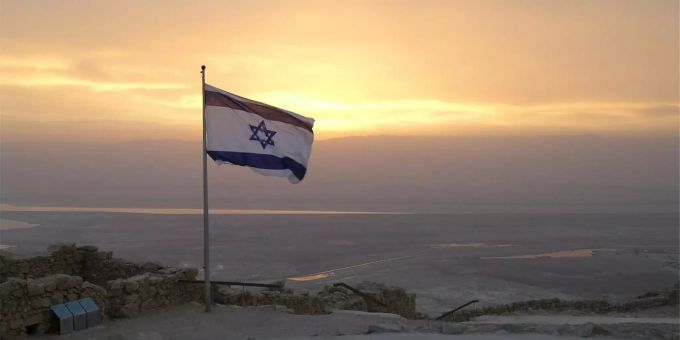 In Israel entsteht eine neue Partei. Die Flagge Israels weht im Wind.