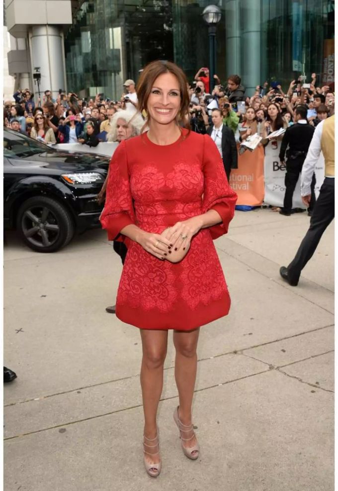 Julia Roberts strahlt 2013 am Toronto Film Festival in einem roten Kleid - sichtlich gesünder als heute.