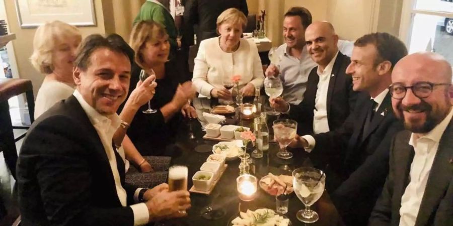 Alain Berset mit weiteren Staatschefs in einer Bar in Brüssel, zwischen Emanuel Macron (F) und Giuseppe Conte (I), oben am Tisch Angela Merkel (D).