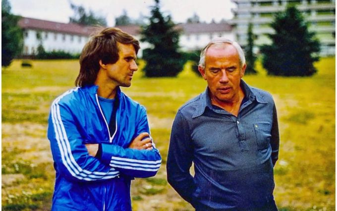 Hennes Weisweiler (rechts) im Gespräch mit Wolfgang Overath. Hennes Weisweiler