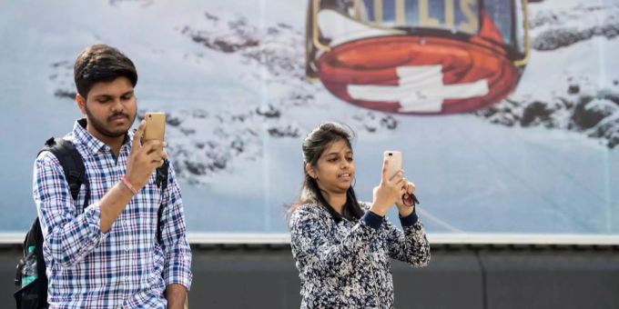 Touristen machen ein Selfie vor einem Bild der Titlis Rotair Bahn am Mittwoch 6. Juni 2018 bei der Talstation der Titlisbahn in Engelberg. Touristen aus Indien in Engelberg