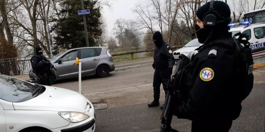 Mehrere Polizisten stehen in Strassburg Wache.